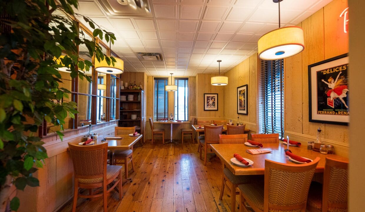 CW_1560-Main-St-W-22