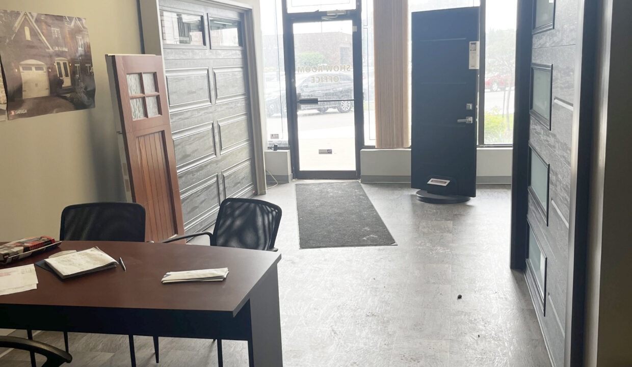 650 Woodlawn A7 inside enterance