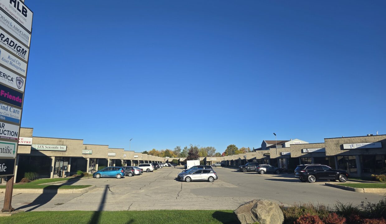 291 Woodlawn Plaza front